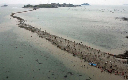 Моисей раздвигает воду... Моисеево чудо сегодня!