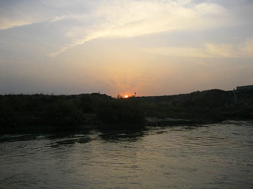 Пасмурный восход над берегом Шурузяка